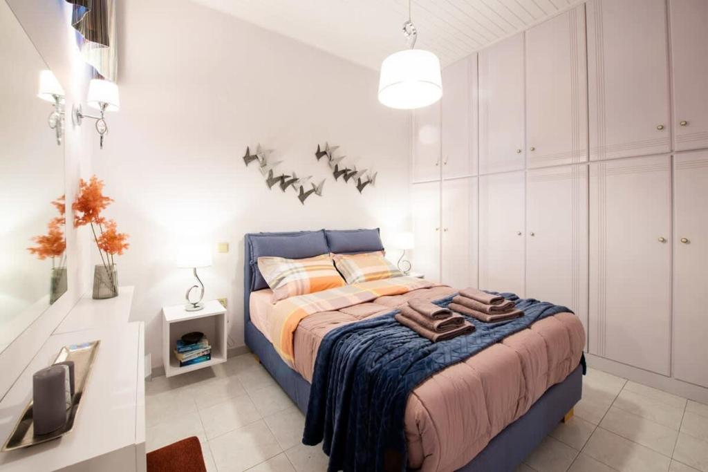 A bed or beds in a room at Dolce Favola Nomad Casa - Kalamata's City Getaway