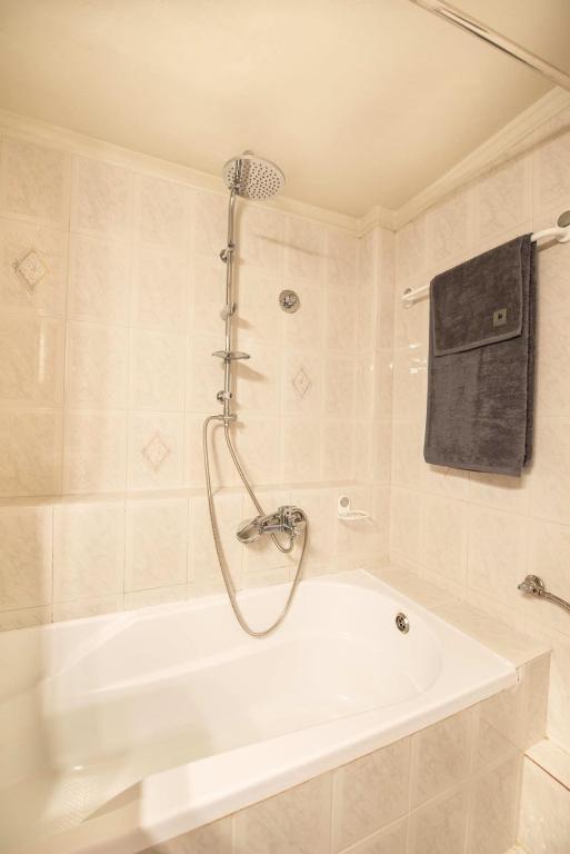 A bathroom at Dolce Favola Nomad Casa - Kalamata's City Getaway
