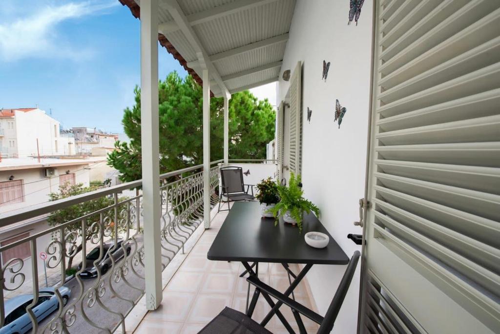 A balcony or terrace at Dolce Favola Nomad Casa - Kalamata's City Getaway