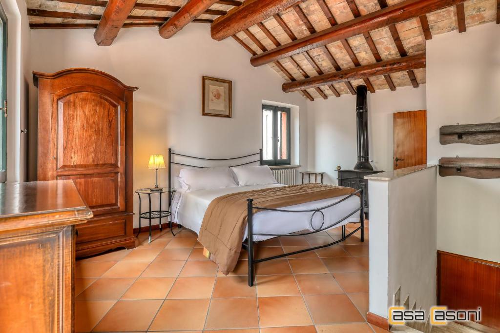 - une chambre avec un lit et une cuisinière dans l'établissement Sofia Casa Vacanze, à Osimo