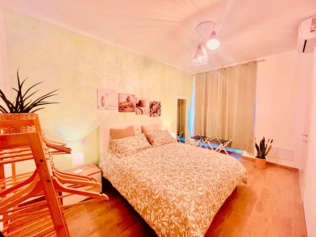 een slaapkamer met een bed en een stoel erin bij Lido del Sole FCO in Fiumicino