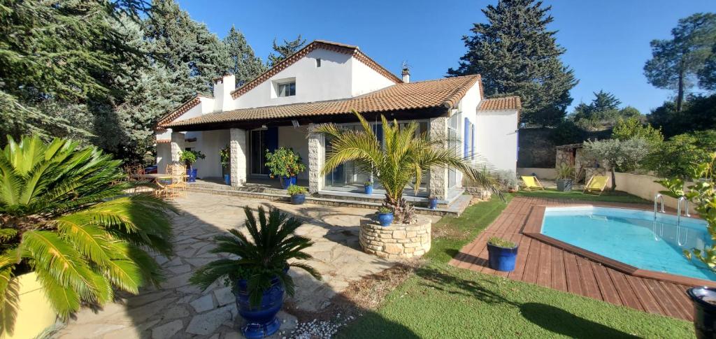 une villa avec piscine et une maison dans l'établissement L'AMBROISINE, à Saint-Ambroix