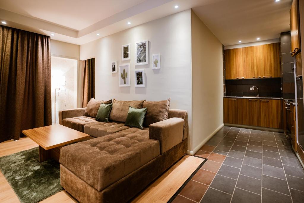 ein Wohnzimmer mit einem Sofa und einem Tisch in der Unterkunft Monarch Hotel in Addis Abeba