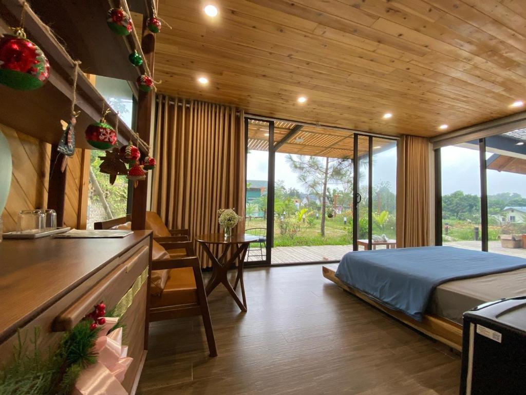 Sóc Sơn的住宿－Sóc Sơn Homestay - Bird House，一间卧室配有一张床,厨房配有桌子