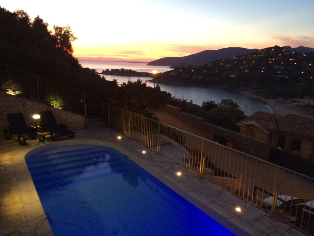 Villa Giglio a Torre delle Stelle - Lussuosa villa con piscina