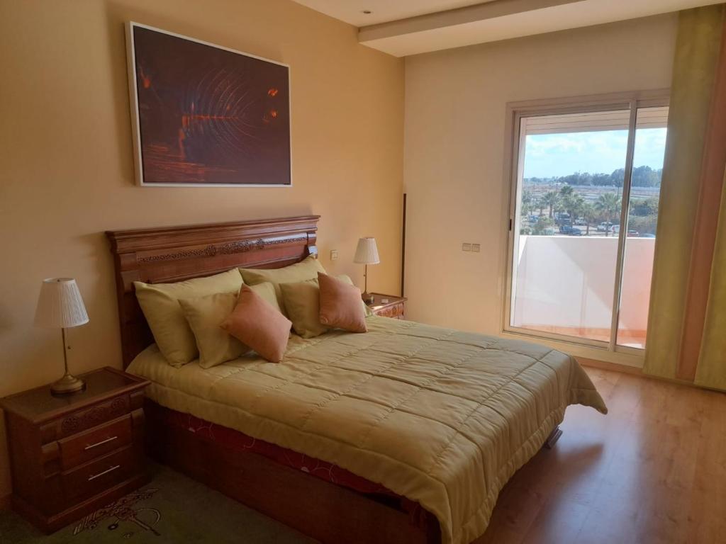 1 dormitorio con 1 cama grande y ventana grande en Coup de cœur a 5mn de l aéroport en Nouaceur