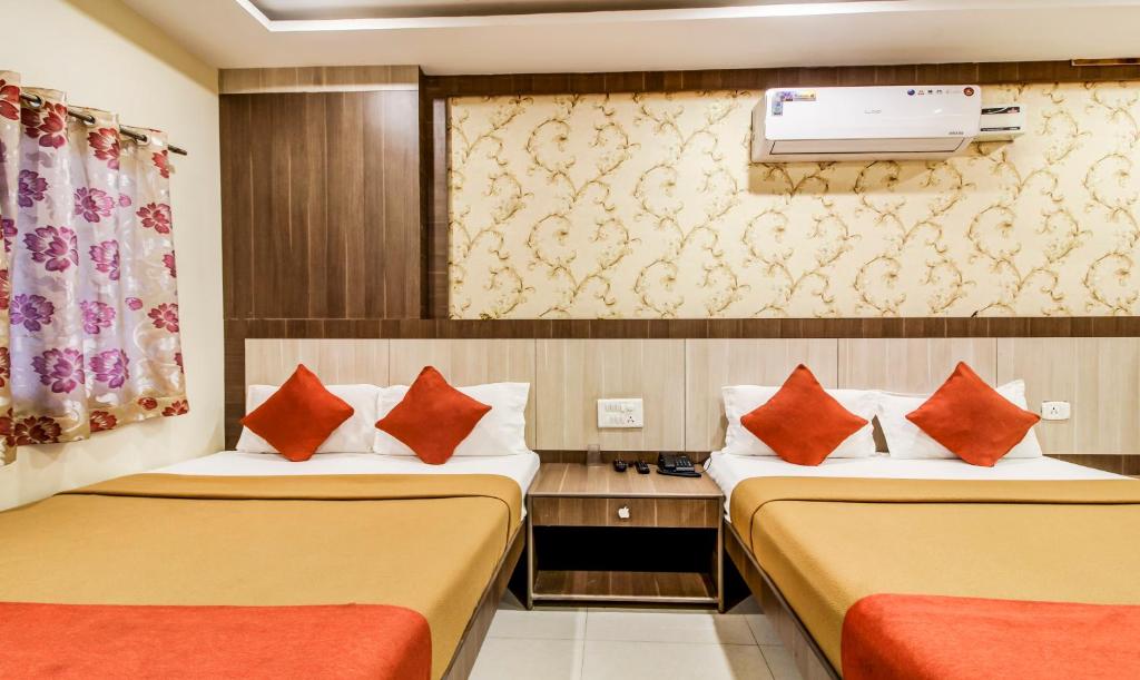 Voodi või voodid majutusasutuse Hotel Neem Tree Hyderabad Airport toas
