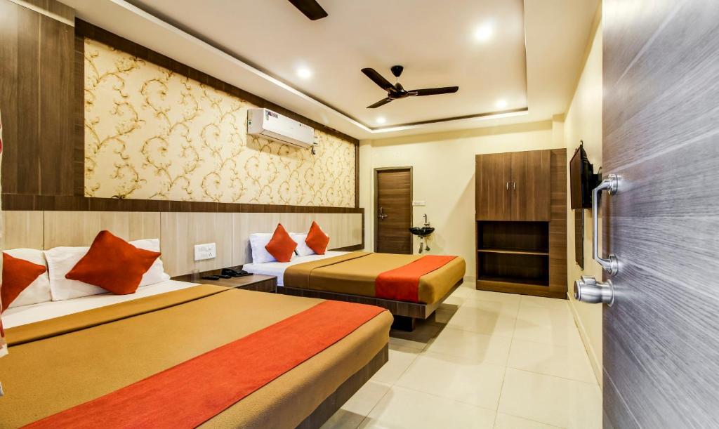 Voodi või voodid majutusasutuse Hotel Neem Tree Hyderabad Airport toas