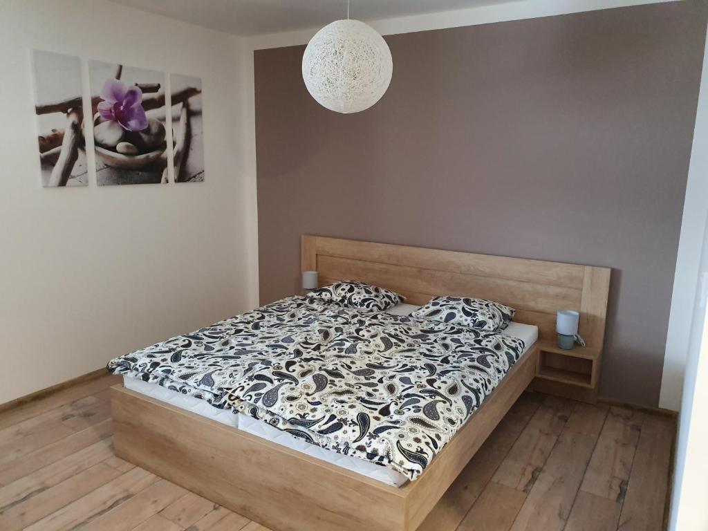um quarto com uma cama com um edredão preto e branco em DomirexGroup Apartments em Lučenec