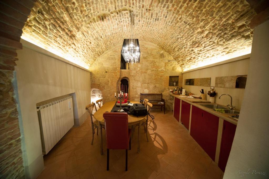 a kitchen and dining room with a table and chairs at La Macina in Cetona