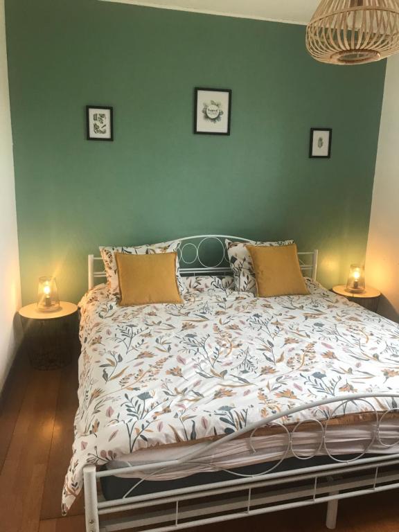 - un lit dans une chambre aux murs verts dans l'établissement Entre verre et mer, à Dargnies