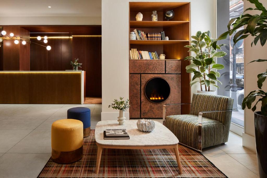 A seating area at NH Madrid Lagasca