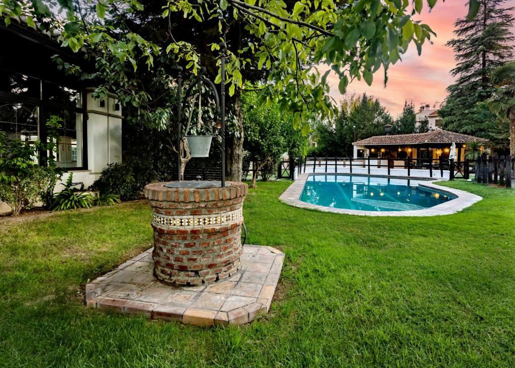 Bazén v ubytování Hotel Cortijo Landete nebo v jeho okolí