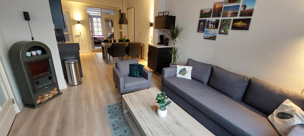 uma sala de estar com um sofá e uma lareira em B&B 't Morregaât em Weert