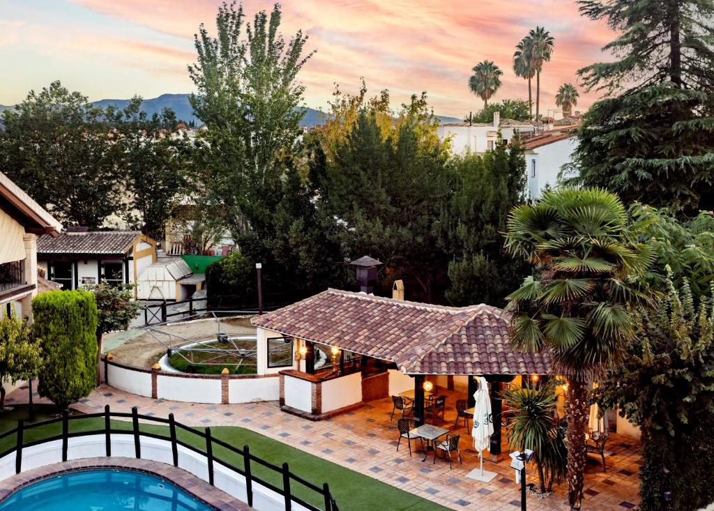 Bazén v ubytování Hotel Cortijo Landete nebo v jeho okolí