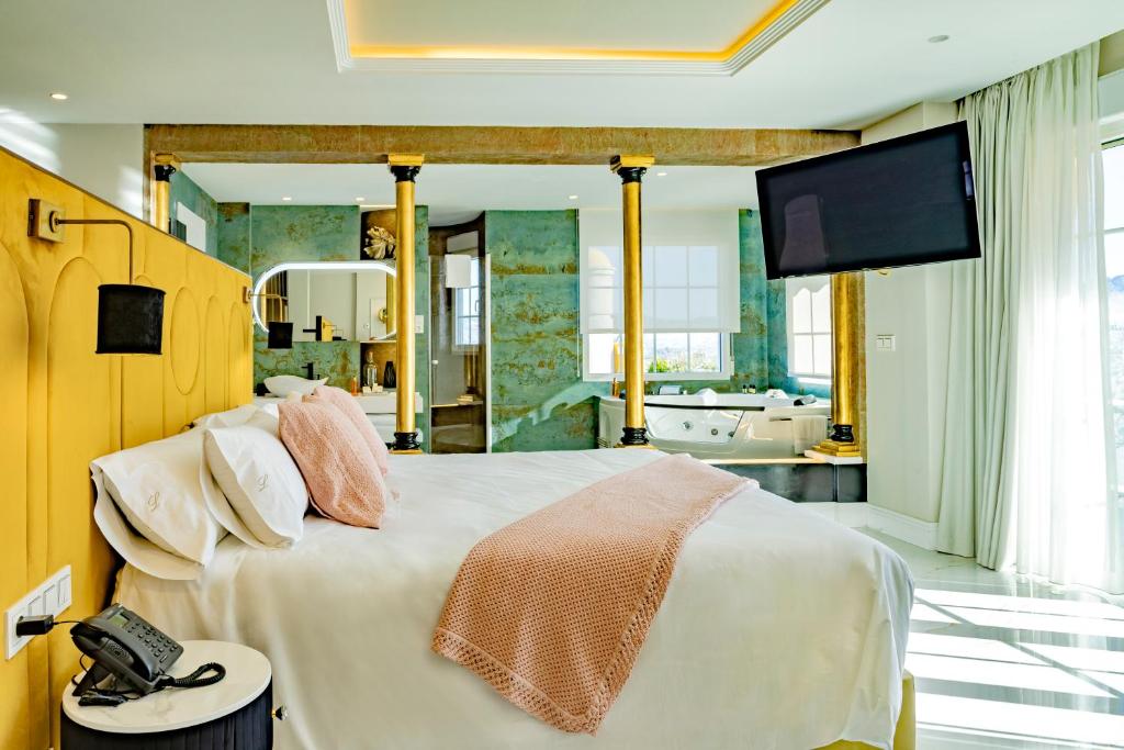 Postel nebo postele na pokoji v ubytování Hotel Cortijo Landete
