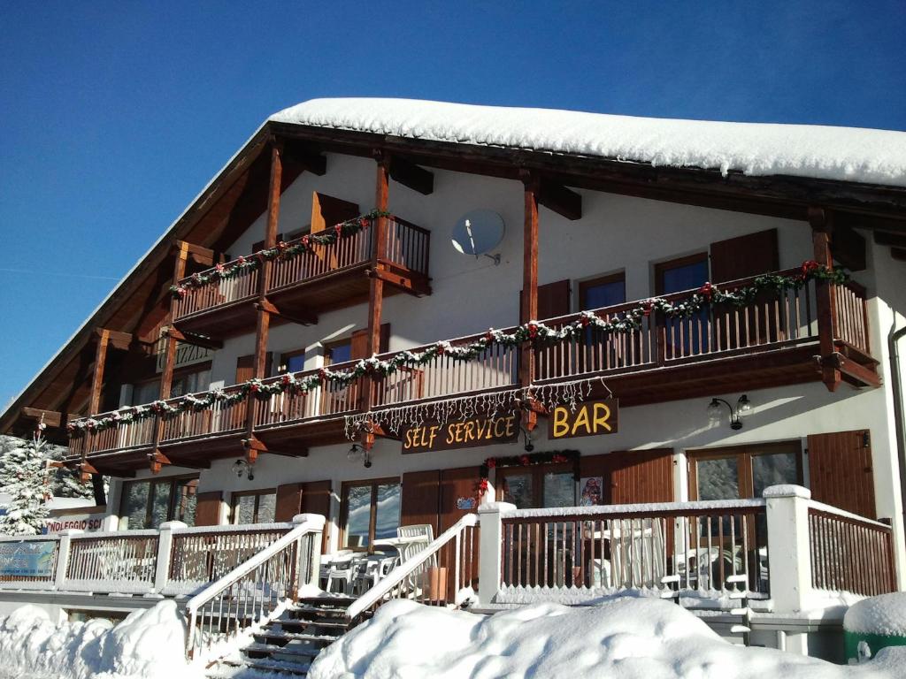 un gran edificio con un cartel para una barra de salsa picante en Hotel Grizzly en Folgaria