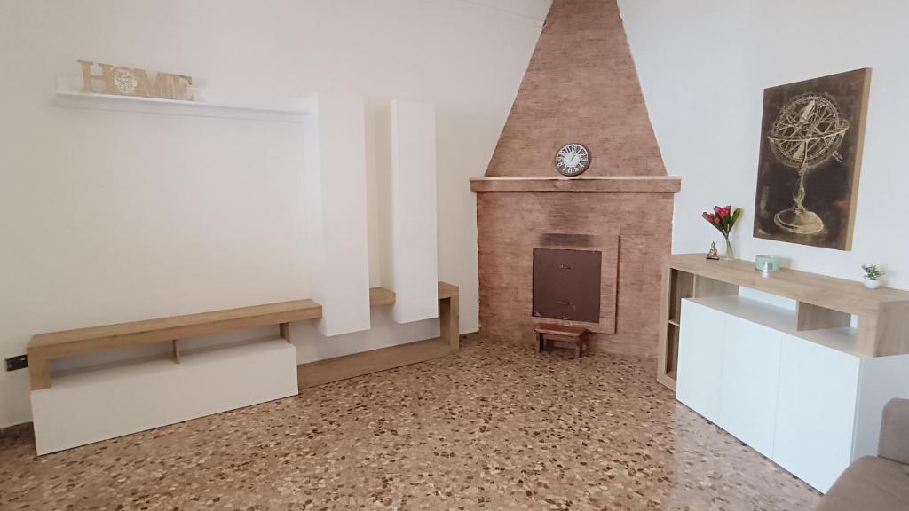 塔蘭托的住宿－Dimora degli Arcangeli，客厅设有壁炉和电视。