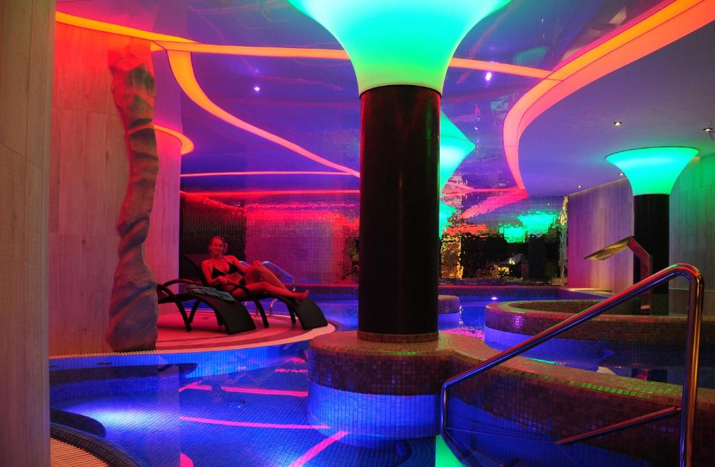Basen w obiekcie Hotel Jakuszyce Sport & Spa lub w pobliżu