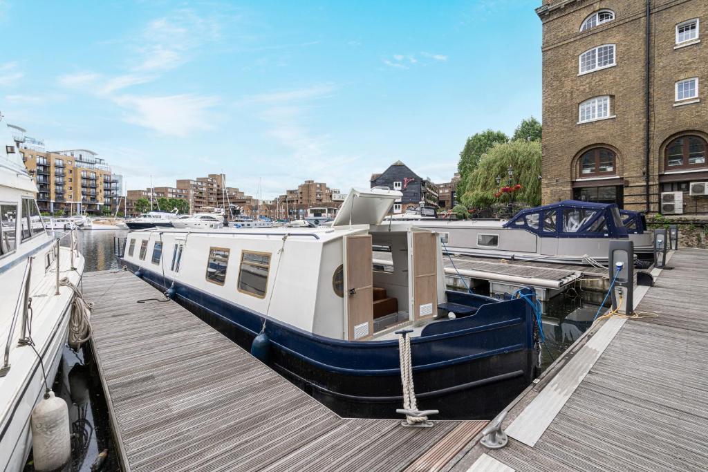 um barco está ancorado numa doca ao lado de um edifício em Serenity in the Heart of London em Londres