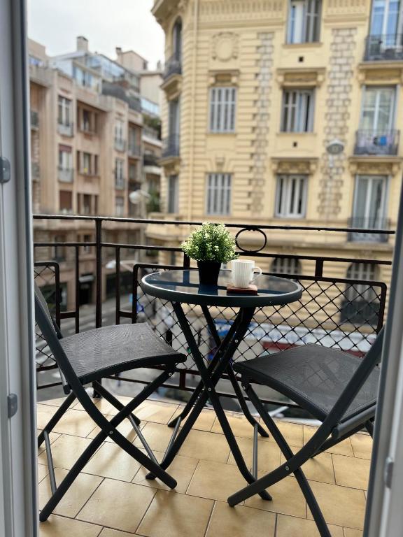 Balkón nebo terasa v ubytování Sunshine Getaway - Stylish Studio in the Heart of Nice