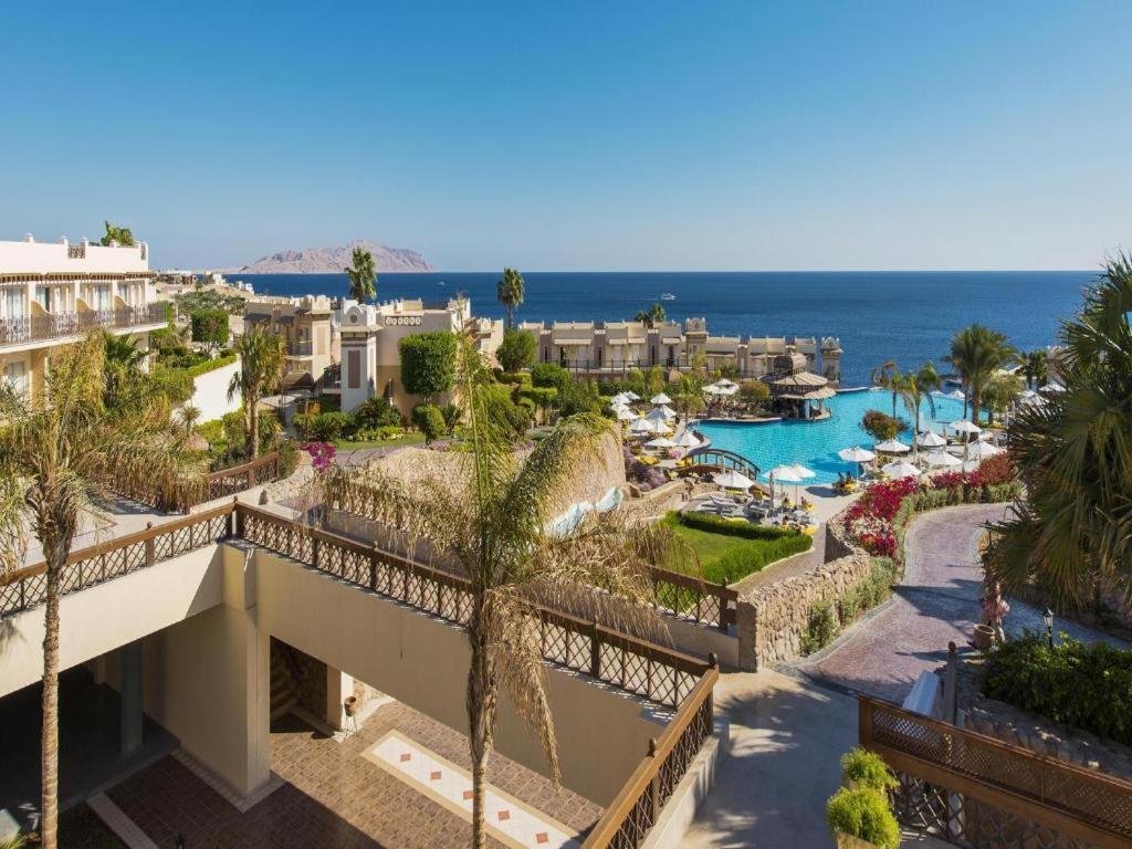 een luchtzicht op een resort met een zwembad bij Concorde El Salam Sharm El Shiekh in Sharm El Sheikh