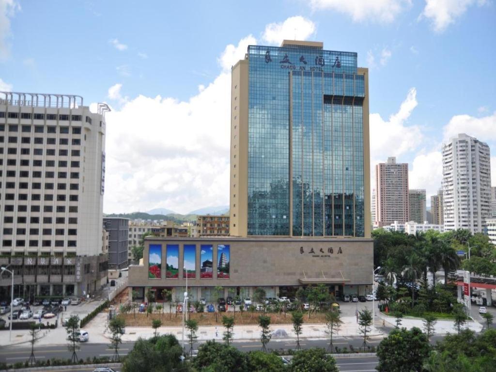 um grande edifício numa cidade com estacionamento em Chang An Hotel em Shenzhen