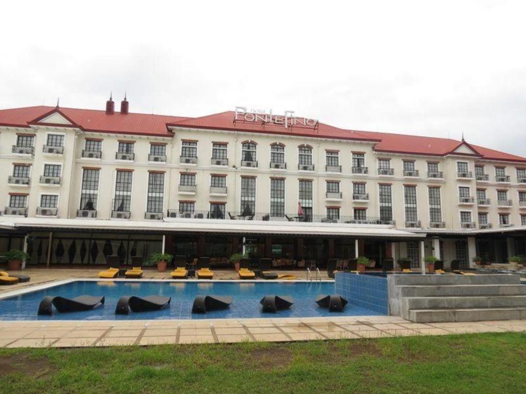 een hotel met een zwembad voor een gebouw bij Pontefino Hotel and Residences in Dilao