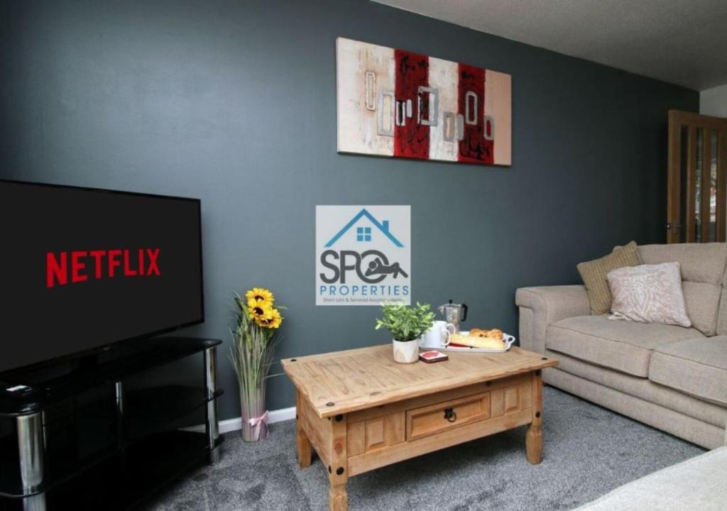 sala de estar con sofá y mesa de centro en Cosy 2BR Home-4 Guests-Business-Families-Netflix-Free Parking & WiFi en Caerleon