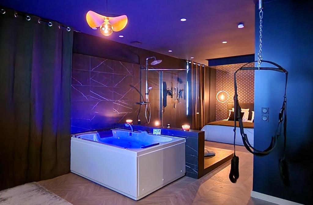 Ett badrum på Love Room L'Aixtase - Oasis Romantique à Aix-les-Bains
