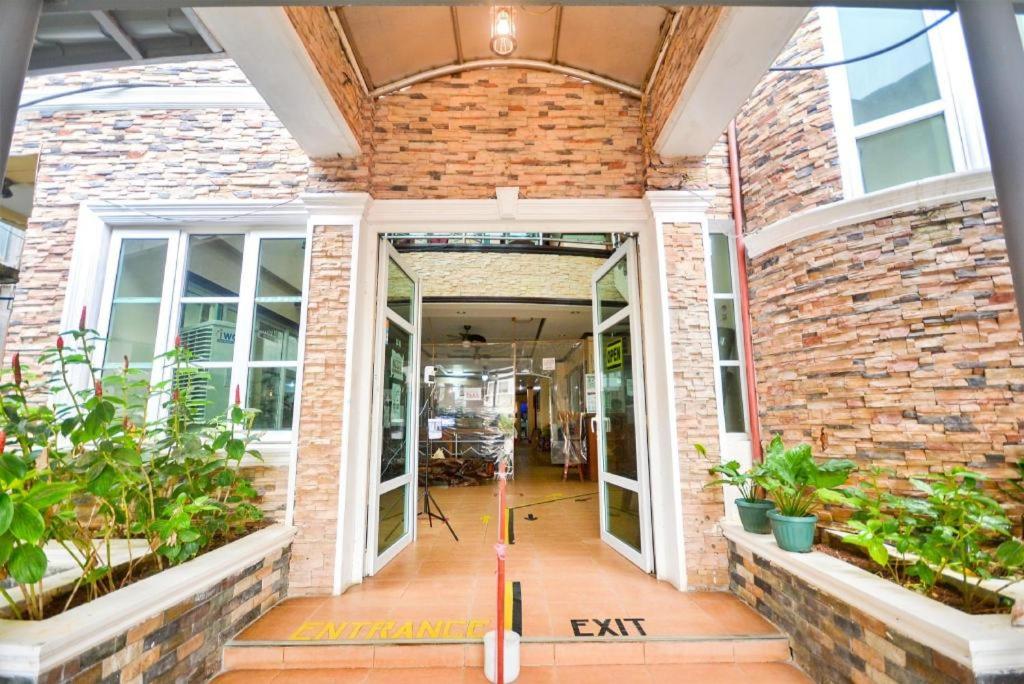 un accès à un bâtiment en briques avec des plantes dans l'établissement Boracay Breeze Hotel, à Boracay