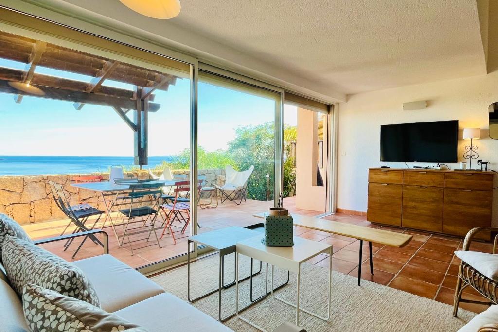 sala de estar con vistas al océano en Location villa 3 chambres vue mer Bonifacio, en Bonifacio
