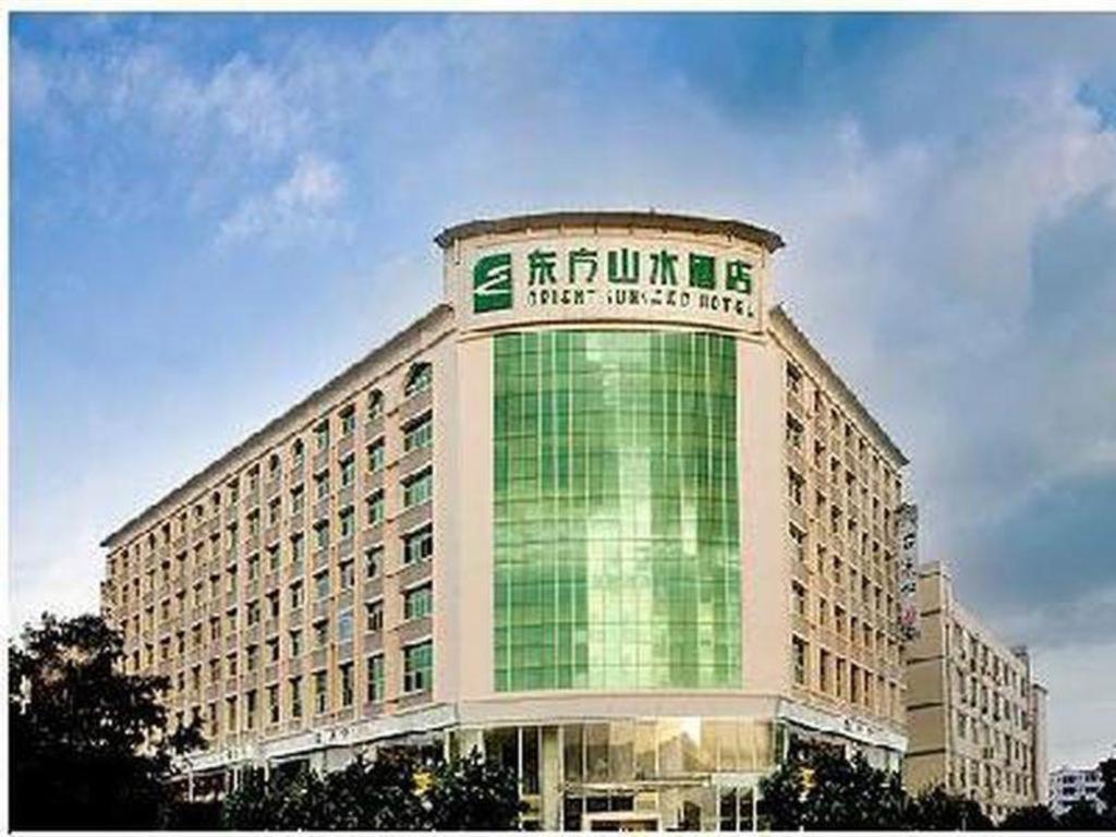 Fenghuangwei的住宿－Orient Sunseed Hotel Airport Branch，上面有酒店标志的建筑