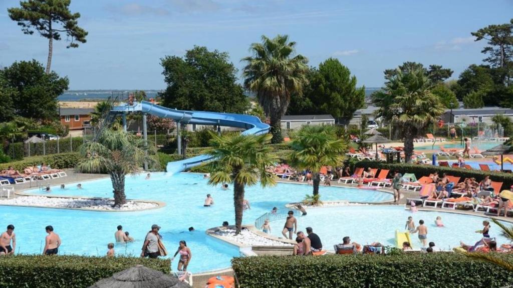 een groep mensen in een zwembad in een resort bij Mobil home tout confort au Camping Les Viviers, Cap Ferret in Claouey