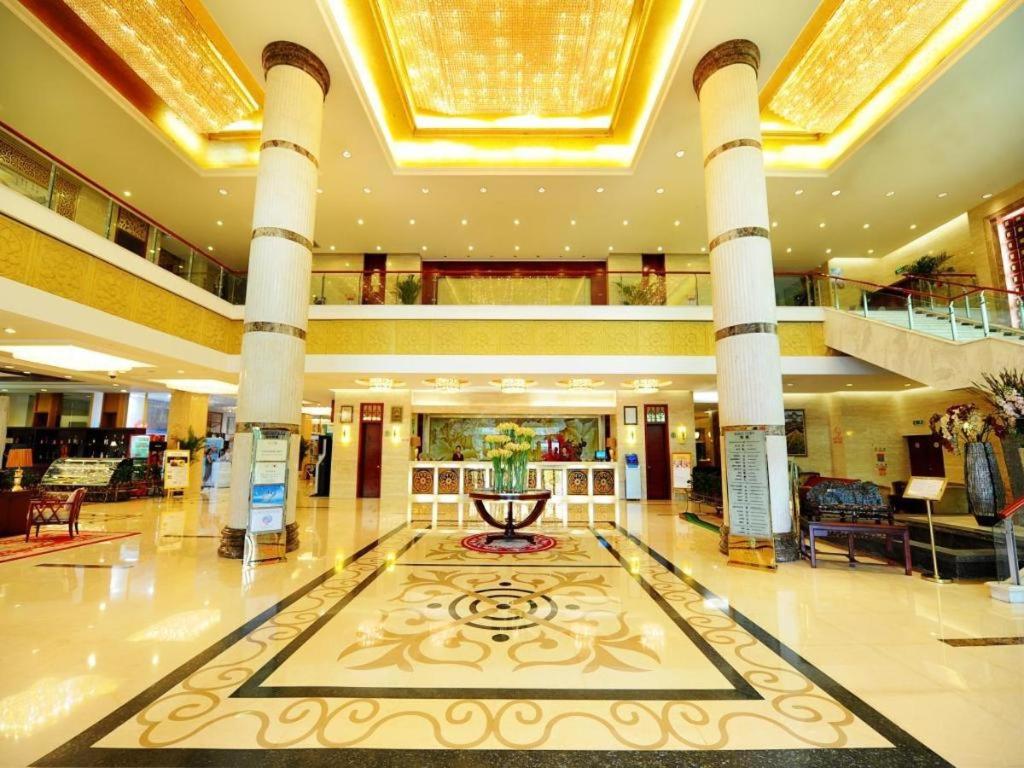 eine Lobby eines Hotels mit einem großen Gebäude in der Unterkunft Qingdao Chengyang Detai Hotel in Qingdao