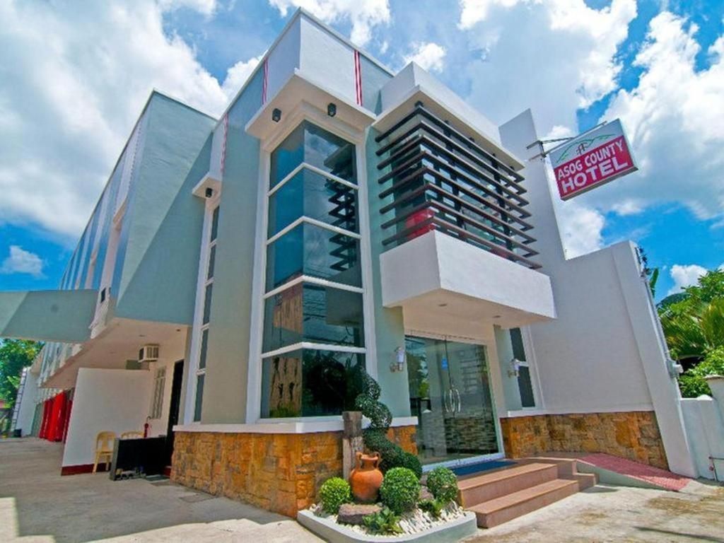 Asog County Hotel في Iriga City: مبنى امامه لافته