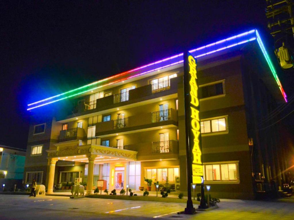 ein Gebäude mit bunten Lichtern in der Nacht in der Unterkunft Grand Hoyah Hotel in Olongapo