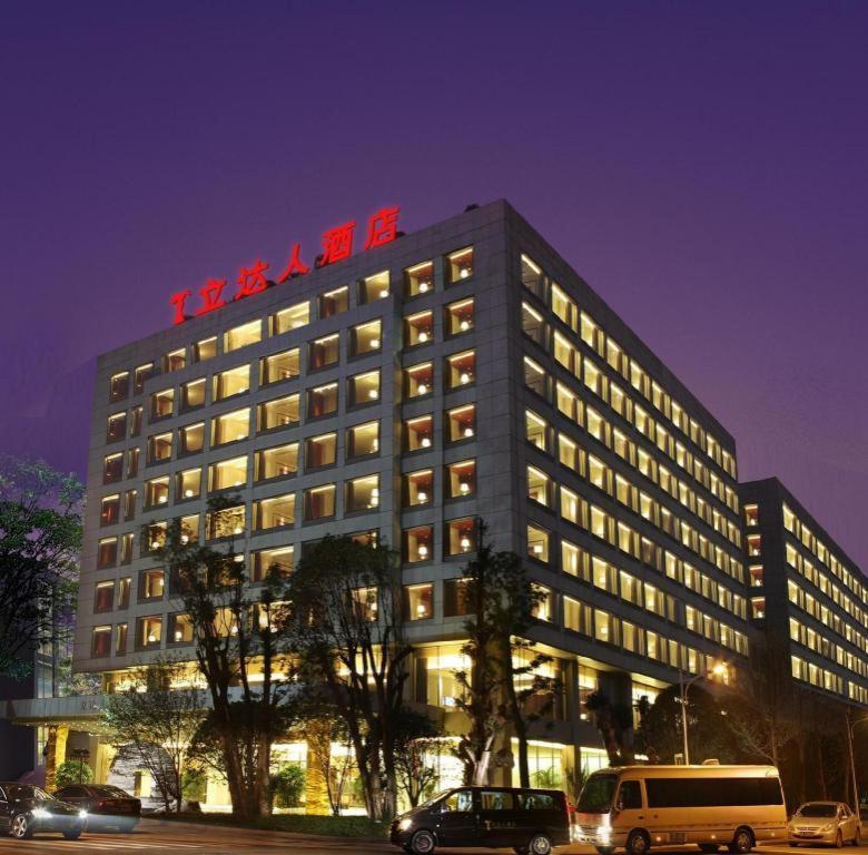 un grand bâtiment avec un panneau en haut dans l'établissement Hotel Leader Changsha, à Yangtianhu
