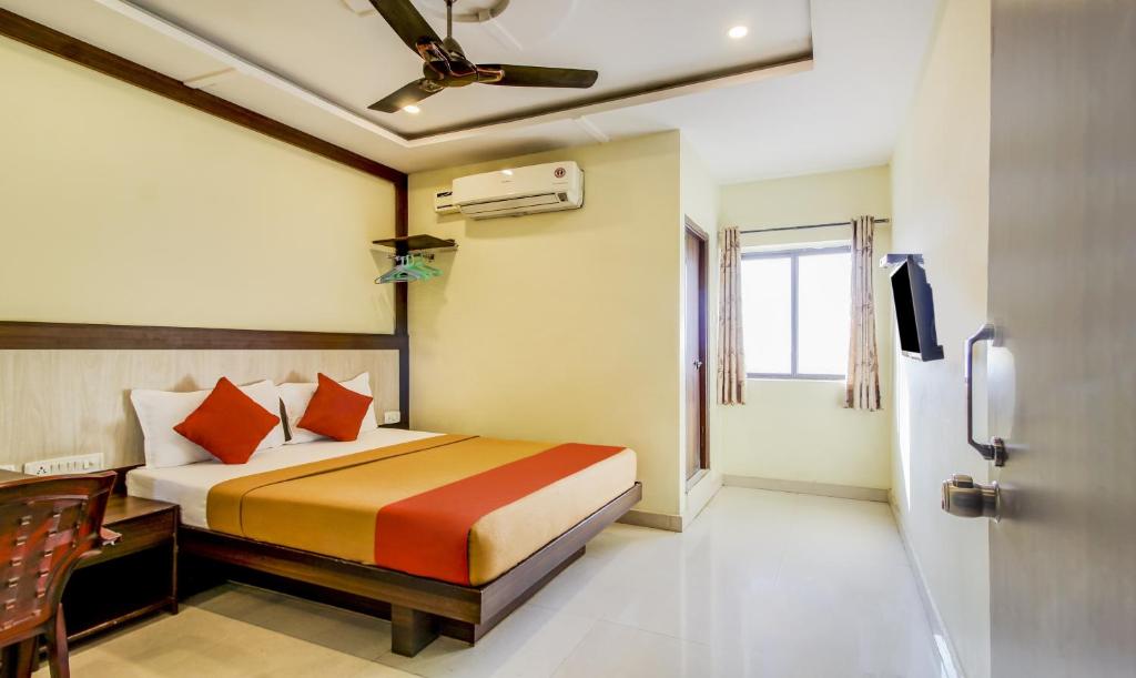 Voodi või voodid majutusasutuse Hotel Neem Tree Hyderabad Airport toas