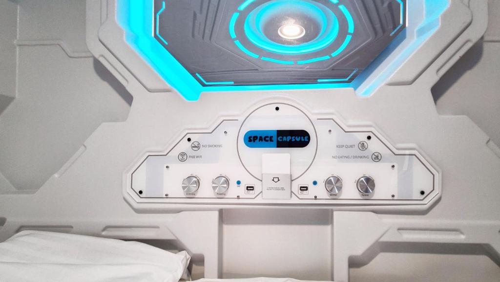 Capsula hotel في يريفان: غرفة بسرير في غرفة ذات سقف