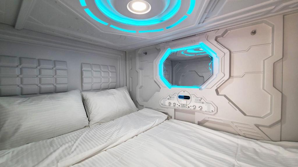 Postel nebo postele na pokoji v ubytování Capsula hotel
