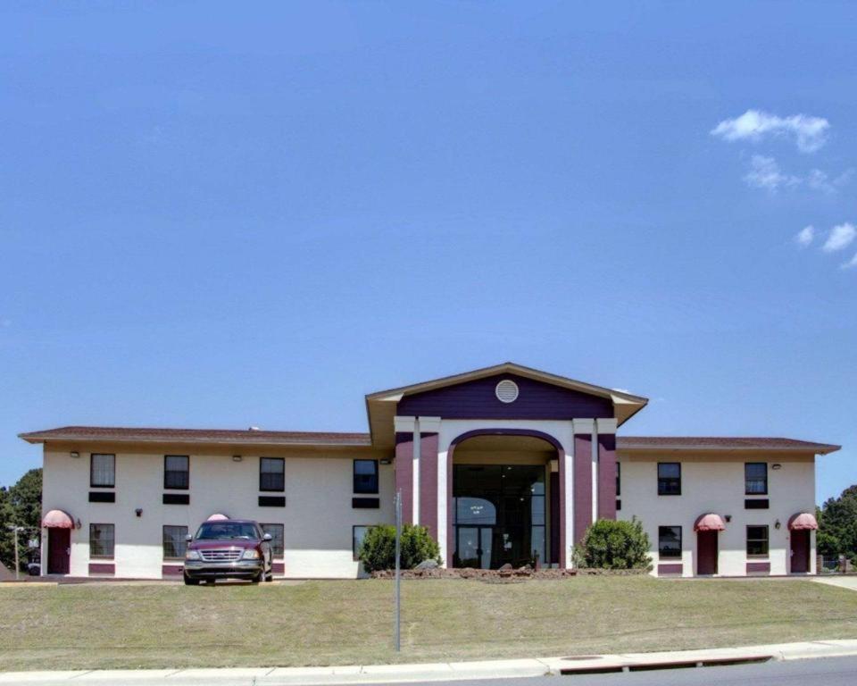 un edificio con un coche aparcado delante de él en Econo Lodge Conference Center, en El Dorado