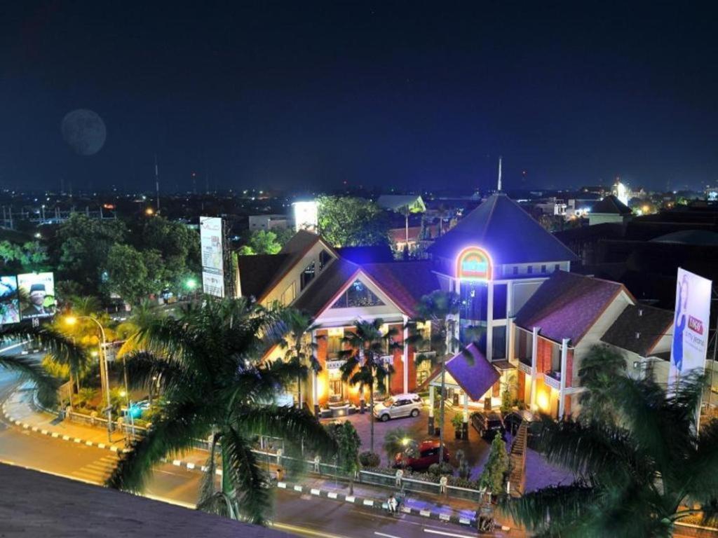 ein großes Gebäude mit Lichtern in einer Stadt in der Nacht in der Unterkunft Tryas Hotel in Cirebon