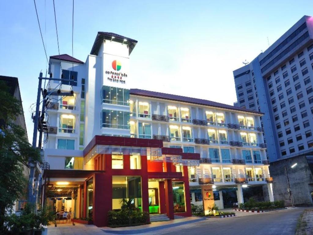 un edificio con luces encendidas en una ciudad en The Color Hotel en Hat Yai