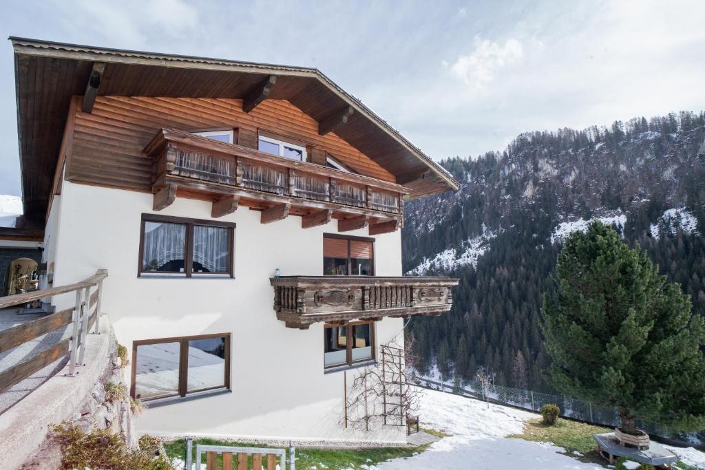 a house with a balcony on the side of it at Ferienwohnung Alpenblick in Navis