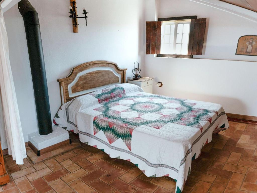 ein Schlafzimmer mit einem Bett mit einer Decke darauf in der Unterkunft La Luciérnaga in Chiclana de la Frontera