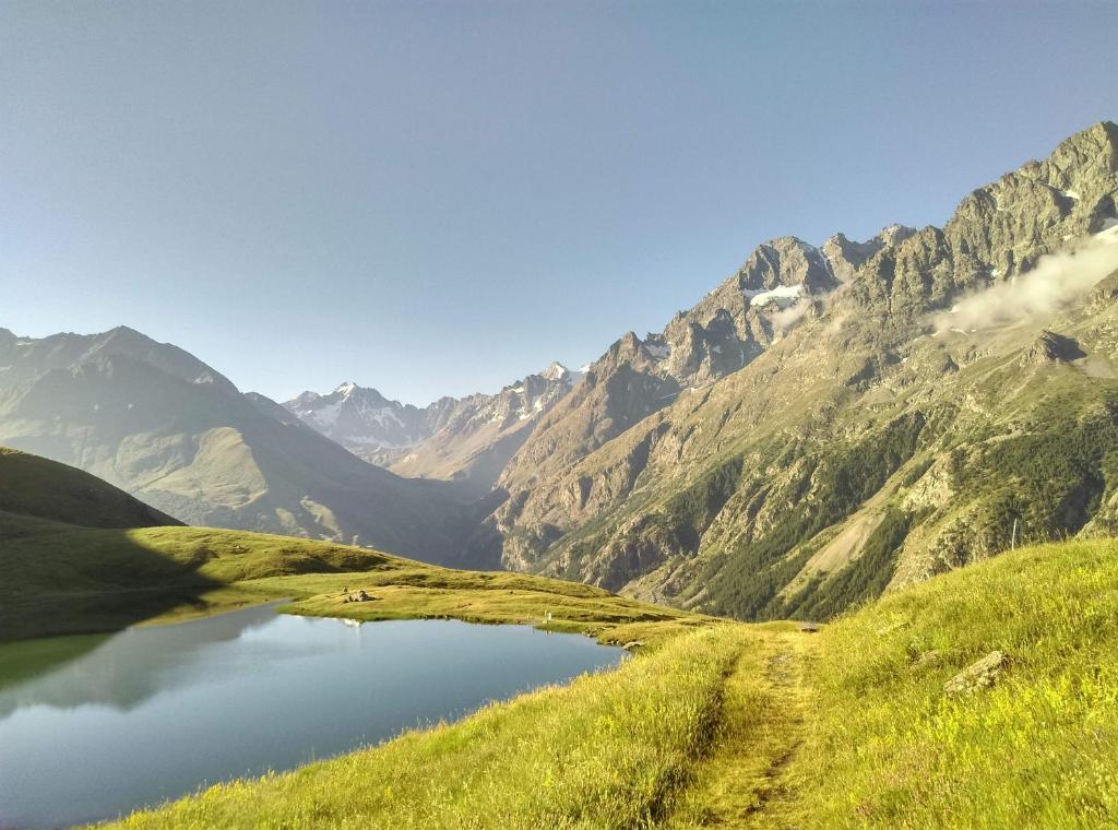 un lago di montagna in mezzo a una catena montuosa di Les quatre marmottes a Villar-dʼArène