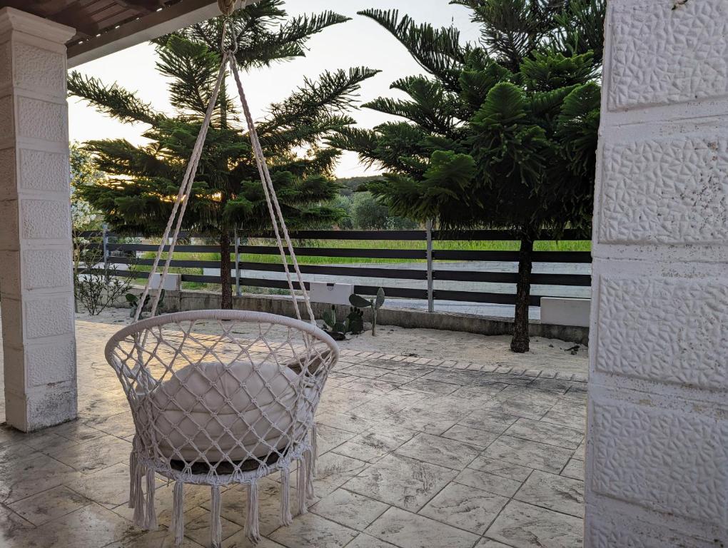 una sedia in veranda con altalena di Getaway to Relax & Play at Meraki ad Agios Stefanos
