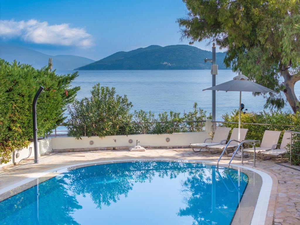- une piscine avec vue sur l'eau dans l'établissement Tethys-stylish living by the sea, à Karavomylos