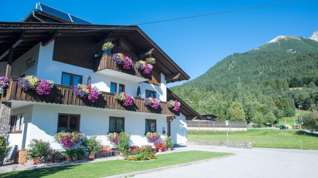 um edifício com flores ao lado em Gästehaus Nocker em Seefeld no Tirol